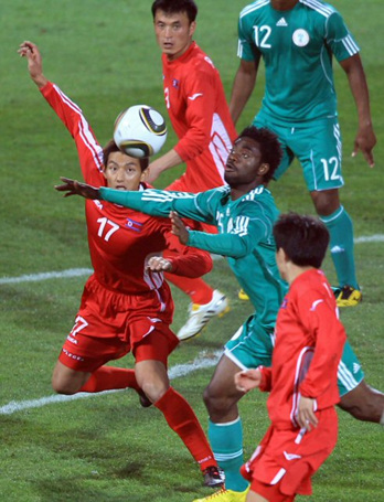 7일 새벽 (한국시간) 남아공 요하네스버그 동쪽 템비사 마쿨롱 경기장에서 열린 나이지리아와 북한의 평가전에서 나이지리아 르쿠먼 하루나와 북한 안영학이 공중볼을 다투고 있다.