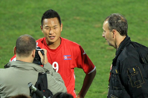 7일 새벽 (한국시간) 남아공 요하네스버그 동쪽 템비사 마쿨롱 경기장에서 열린 나이지리아와 북한의 평가전이 끝난 뒤 정대세가 외신과 인터뷰를 하고 있다.
