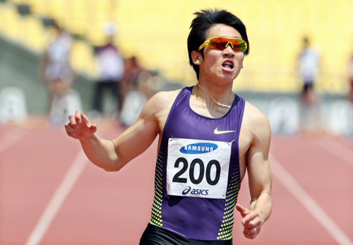 7일 대구스타디움에서 열린 제64회 전국육상경기선수권대회 남자 100m 준결승에서 김국영(안양시청)이 결승선을 통과한 뒤 전광판의 기록을 확인하고 있다. 김국영은 예선에서 10초31를 기록해 79년 서말구가 세운 한국신기록(10초34)을 31년만에 갈아치운데 이어 준결승에서 10초23의 기록으로 다시 0.08초를 더 단축했다.