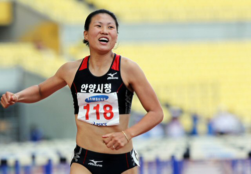 7일 대구스타디움에서 열린 제64회 전국육상경기선수권대회 여자 100m 허들 결승에서 한국신기록(13초00)을 세운 이연경(안양시청)이 전력을 다해 장애물을 넘고 있다.