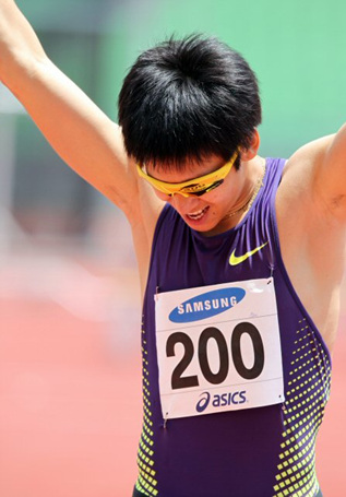 7일 대구스타디움에서 열린 제64회 전국육상경기선수권대회 남자 100m 준결승에서 김국영(안양시청)이 10초23으로 결승선을 통과한 뒤 두 팔을 치켜들며 기뻐하고 있다. 김국영은 예선에서 10초31을 기록해 79년 서말구가 세운 한국신기록(10초34)을 31년만에 갈아치운데 이어 준결승에서 다시 0.08초를 더 단축했다.
