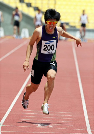 7일 대구스타디움에서 열린 제64회 전국육상경기선수권대회 남자 100m 준결승에서 김국영(안양시청)이 10초23의 기록으로 한국신기록을 세운 뒤 신발을 갈아신고 있다. 김국영은 예선에서 10초31을 기록해 79년 서말구가 세운 한국신기록(10초34)을 31년만에 갈아치운데 이어 준결승에서 다시 0.08초를 더 단축했다.