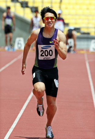 7일 대구스타디움에서 열린 제64회 전국육상경기선수권대회 남자 100m 준결승에서 김국영(안양시청)이 10초23의 기록으로 한국신기록을 세운 뒤 신발을 갈아신고 있다. 김국영은 예선에서 10초31을 기록해 79년 서말구가 세운 한국신기록(10초34)을 31년만에 갈아치운데 이어 준결승에서 다시 0.08초를 더 단축했다.