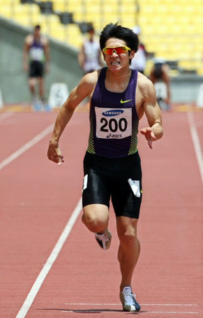 7일 대구스타디움에서 열린 제64회 전국육상경기선수권대회 남자 100m 준결승에서 김국영(안양시청)이 10초23의 기록으로 한국신기록을 세운 뒤 신발을 갈아신고 있다. 김국영은 예선에서 10초31을 기록해 79년 서말구가 세운 한국신기록(10초34)을 31년만에 갈아치운데 이어 준결승에서 다시 0.08초를 더 단축했다.