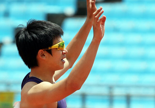 7일 대구스타디움에서 열린 제64회 전국육상경기선수권대회 남자 100m 준결승에서 김국영(안양시청)이 한국신기록을 확인한 뒤 관중석을 향해 두 팔을 흔들며 기뻐하고 있다. 김국영은 예선에서 10초31를 기록해 79년 서말구가 세운 한국신기록(10초34)을 31년만에 갈아치운데 이어 준결승에서 10초23의 기록으로 다시 0.08초를 더 단축했다.