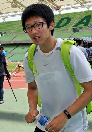 7일 대구스타디움에서 열린 제64회 전국육상경기선수권대회 남자 100m 준결승에서 김국영(안양시청)이 한국신기록을 거푸 경신한 뒤 배낭을 매고 락커룸으로 들어가고 있다.