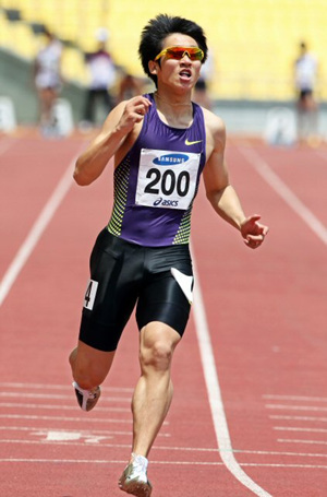 7일 대구스타디움에서 열린 제64회 전국육상경기선수권대회 남자 100m 준결승에서 김국영(안양시청)이 10초23의 기록으로 한국신기록을 세운 뒤 신발을 갈아신고 있다. 김국영은 예선에서 10초31을 기록해 79년 서말구가 세운 한국신기록(10초34)을 31년만에 갈아치운데 이어 준결승에서 다시 0.08초를 더 단축했다.