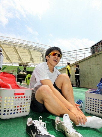 7일 대구스타디움에서 열린 제64회 전국육상경기선수권대회 남자 100m 준결승에서 김국영(안양시청)이 결승선을 통과하며 신기록을 예감한 듯 전광판을 바라보고 있다. 김국영은 예선에서 10초31를 기록해 79년 서말구가 세운 한국신기록(10초34)을 31년만에 갈아치운데 이어 준결승에서 10초23의 기록으로 다시 0.08초를 더 단축했다.