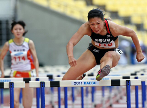 7일 대구스타디움에서 열린 제64회 전국육상경기선수권대회 여자 100m 허들 결승에서 이연경(안양시청)이 13초00에 결승선을 통과해 한국신기록을 세우며 기뻐하고 있다.