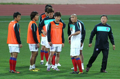 그리스와의 1차전을 앞두고 10일(한국시간) 오후 남아프리카공화국 포트엘리자베스 겔반데일 스타디움에서 열린 한국대표팀 훈련에서 선수들이 허정무 감독의 지시를 경청하고 있다.