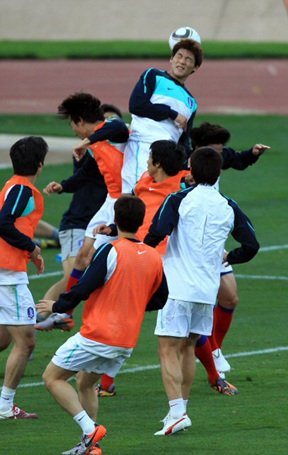 운명의 그리스전을 앞둔 태극전사들이 11일 새벽 (한국시간) 남아공 포트엘리자베스 갈벤데일 경기장에서 훈련을 벌인 가운데 김형일이 공을 걷어내고 있다.