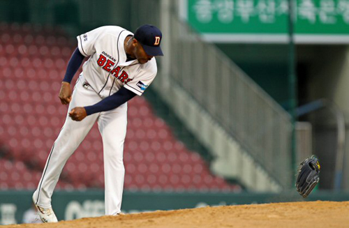 11일 서울 잠실야구장에서 벌어진 프로야구 두산베어스-SK와이번스 3회초 2사 1루에서 두산 투수 왈론드가 SK 박재상의 투수앞 땅볼을 놓치자 글러브를 집어던지고 있다. SK 선발투수는 글로버.