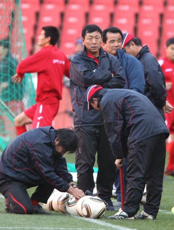 14일(한국시간) 남아프리카공화국(이하 남아공) 요하네스버그 엘리스파크에서 북한 축구 대표팀 김정훈 감독이 훈련에 앞서 공인구 자블라니를 준비중인 코치진을 지켜보고 있다.