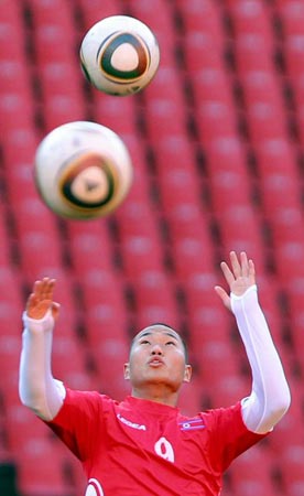 14일(한국시간) 남아프리카공화국(이하 남아공) 요하네스버그 엘리스파크에서 열린 북한 축구 대표팀 훈련 중 정대세가 헤딩 연습을 하고 있다.