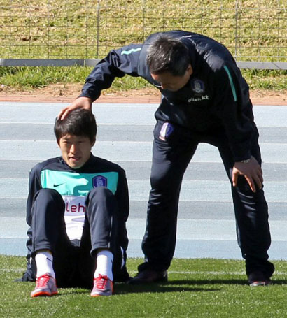 아르헨티나와의 2차전을 앞두고 있는 한국축구대표팀 허정무 감독이 15일 오후(한국시간) 루스텐버그 올림피아 파크 스타디움에서 열린 훈련에서 스트레칭을 하고 있는 이청용 선수의 머리를 쓰다듬으며 얘기하고 있다.