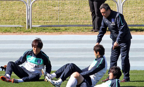 아르헨티나와의 2차전을 앞두고 있는 한국축구대표팀 허정무 감독이 15일 오후(한국시간) 루스텐버그 올림피아 파크 스타디움에서 열린 훈련에서 스트레칭을 하고 있는 조용형과 이정수에게 무언가를 얘기하고 있다.