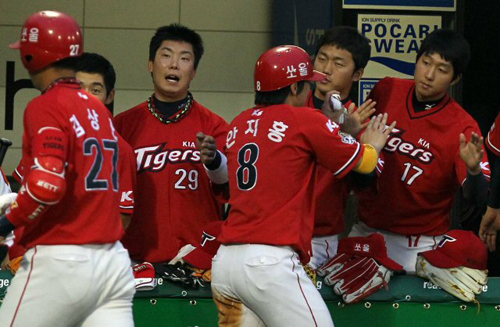 16일 대전 한밭야구장에서 열린 프로야구 한화와 KIA의 경기. 5회초 1사 3루에서 김상현의 희생플라이 때 득점에 성공하 KIA 안치홍이 동료들과 즐거워하고 있다.