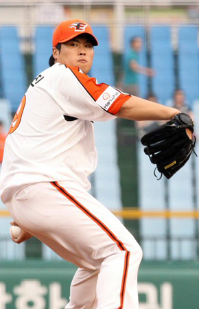 16일 대전 한밭야구장에서 열린 프로야구 한화와 KIA의 경기. 한화 선발투수 류현진이 역투하고 있다.