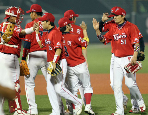 16일 대전 한밭야구장에서 열린 프로야구 한화와 KIA의 경기에서 승리한 KIA 선수들이 기뻐하고 있다.