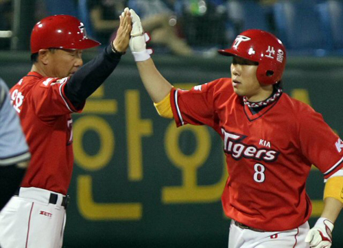 16일 대전 한밭야구장에서 열린 프로야구 한화와 KIA의 경기. KIA 안치홍이 7회초 1사 1루에서 2점 홈런을 치고 베이스를 돌고 있다.