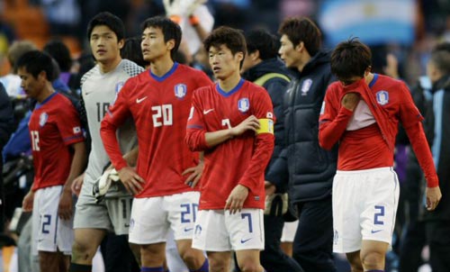 17일(한국시간) 남아프리카공화국(이하 남아공) 요하네스버그 사커시티 스타디움에서 열린 2010 남아공월드컵 조별예선 B조 대한민국-아르헨티나 경기, 오범석, 박지성, 이동국, 정성룡 골키퍼, 이영표(오른쪽부터) 등 한국 선수들이 아르헨티나에 1대4로 패한 후 아쉬워 하고 있다.