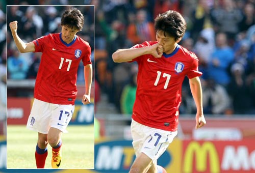 17일(한국시간) 남아프리카공화국(이하 남아공) 요하네스버그 사커시티 스타디움에서 열린 2010 남아공월드컵 조별예선 B조 대한민국-아르헨티나 경기, 한국 이청용이 만회골을 넣은 후 세리머니를 펼치고 있다.