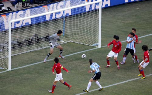 17일(한국시간) 남아프리카공화국(이하 남아공) 요하네스버그 사커시티 스타디움에서 열린 2010 남아공월드컵 조별예선 B조 대한민국-아르헨티나 경기, 한국 박주영이 상대 프리킥 상황에서 자책골을 넣고 있다.