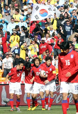 17일(한국시간) 남아프리카공화국(이하 남아공) 요하네스버그 사커시티 스타디움에서 열린 2010 남아공월드컵 조별예선 B조 대한민국-아르헨티나 경기, 한국 이청용이 전반 종료직전 만회골을 넣은 후 팀 동료들과 함께 환호하고 있다.
