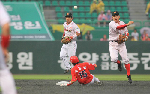 18일 오후 인천 문학구장에서 열린 프로야구 SK-KIA 경기. 3회초 1사 1루에서 KIA 이용규가 김선빈의 내야땅볼로 2루에서 포스아웃되고 있다. SK 유격수는 나주환.