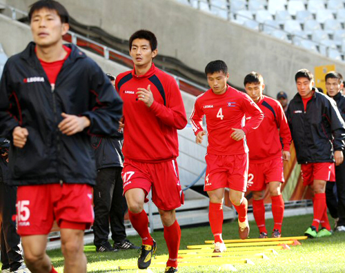 2010남아공월드컵 포르투갈과의 2차전을 앞둔 북한 안영학을 비롯한 선수들이 20일 오후(한국시간) 남아공 케이프타운 그린포인트 스타디움에서 열린 공식훈련에서 몸을 풀고 있다. 북한은 1966년 잉글랜드 월드컵 포르투갈과의 준준결승전에서 3골을 미리 뽑아 4강을 눈앞에 뒀으나 거짓말처럼 내리 5골을 내주면서 역전패했다.