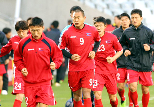 2010남아공월드컵 포르투갈과의 2차전을 앞둔 북한 정대세를 비롯한 선수들이 20일 오후(한국시간) 남아공 케이프타운 그린포인트 스타디움에서 열린 공식훈련에서 몸을 풀고 있다. 북한은 1966년 잉글랜드 월드컵 포르투갈과의 준준결승전에서 3골을 미리 뽑아 4강을 눈앞에 뒀으나 거짓말처럼 내리 5골을 내주면서 역전패했다.