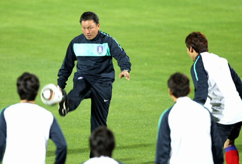 21일 새벽(한국 시간) 더반 프린세스 마고고 스타디움에서 열린 훈련에서 허정무 감독이 선수들과 함께 공 뺏기 게임을 하고 있다.