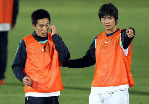 21일 새벽(한국 시간) 더반 프린세스 마고고 스타디움에서 열린 훈련에서 기성용이 김정우와 서로의 위치에 대해 의견을 나누고 있다.