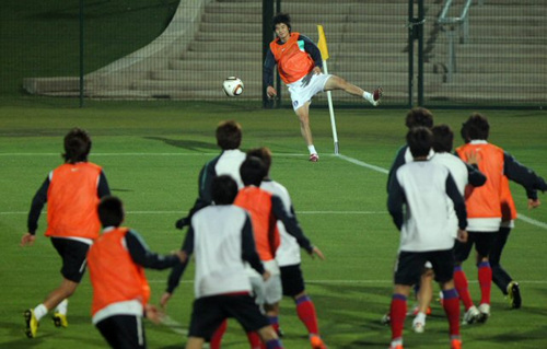 21일 남아프리카공화국 더반 프린세스 마고고 스타디움에서 열린 한국 축구대표팀 훈련에서 기성용이 코너킥을 하고 있다.