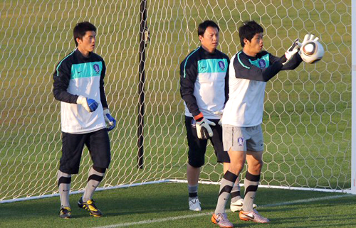 21일 오후(한국시간) 남아프리카공화국 더반 프린세스 마고고 스타디움에서 열린 한국 축구대표팀 훈련에서 정성룡, 이운재, 김영광이 훈련을 하고 있다.