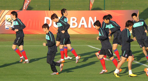 21일 남아프리카공화국 더반 프린세스 마고고 스타디움에서 열린 한국 축구대표팀 훈련에서 선수들이 몸을 풀고 있다.
