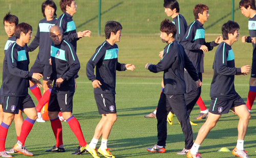 21일 남아프리카공화국 더반 프린세스 마고고 스타디움에서 열린 한국 축구대표팀 훈련에서 박지성과 이청용이 잠시 대화를 하고 있다.