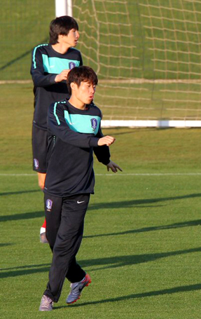 21일 오후(한국시간) 남아프리카공화국 더반 프린세스 마고고 스타디움에서 열린 한국 축구대표팀 훈련에서 박지성과 강민수 등 선수들이 몸을 풀고 있다.