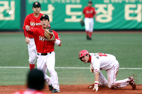 1일 광주 무등경기장에서 열린 KIA 타이거주와 SK 와이번스의 경기에서 1회말 무사때 KIA 2번 김선빈의 내야땅볼로 1루주자 이용규가 2루에서 아웃되고 있다.