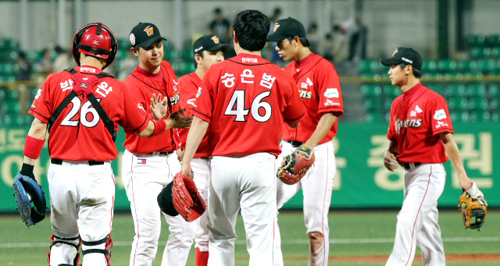 SK 와이번스 선수들이 1일 광주 무등경기장에서 열린 KIA 타이거즈와 3차전을 8-2로 승리한 뒤 하이파이브를 하고 있다.