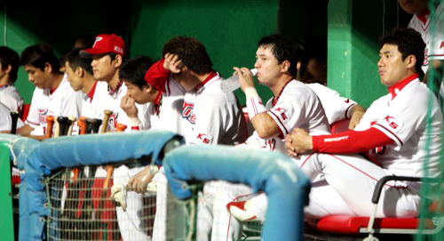 KIA 타이거즈 선수들이 1일 광주 무등경기장에서 벌어진 SK 와이번스와 경기에서 8-2로 져 12연패를 기록한 뒤 허탈한 표정을 짓고 있다.