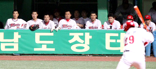 KIA 타이거즈 선수들이 삭발한 모습으로 1일 광주 무등경기장에서 벌어진 SK 와이번스와 경기에서 경기를 지켜보고 있다.