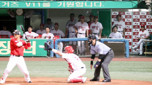 11연패의 수렁에 빠진 KIA 타이거즈 선수들이 1일 광주 무등경기장에서 벌어진 SK 와이번스와 경기를 덕아웃에서 지켜보고 있다.