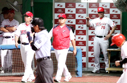 11연패의 수렁에 빠진 KIA 타이거즈 조범현 감독이 1일 광주 무등경기장에서 벌어진 SK 와이번스와 경기에서 투수를 교체하기 위해 코치를 마운드에 보내고 있다.