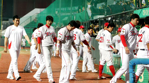 KIA 타이거즈 선수들이 1일 광주 무등경기장에서 벌어진 SK 와이번스와 경기에서 8-2로 져 12연패를 기록한 뒤 허탈한 표정으로 경기장을 나서고 있다.