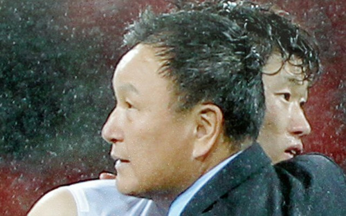 축구대표팀 허정무 감독이 2일 2010남아공월드컵 결산기자회견에서 대표팀 감독을 사퇴한다고 밝혔다. 사진은 2일 장맛비가 내리는 가운데 연합뉴스 월드컵 사진전에 내걸린 허정무 감독과 캡틴 박지성의 모습.