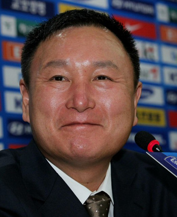 축구대표팀 허정무 감독이 2일 서울시 종로구 신문로 축구회관 5층 회의실에서 2010 남아공월드컵 결산기자회견에서 퇴임의사를 밝히고 나서 아쉬운 표정을 하고 있다. 허정무 감독은 기자회견에서 "대한축구협회가 후임 감독 인선에 부담을 덜 수 있도록 일찍 결심하게 됐다. 차기 감독 인선에서 물러나겠다. 당분간 재충전 시간을 가지면서 공부를 할 생각"이라며 대표팀 사령탑 재계약을 포기하겠다고 밝혔다.