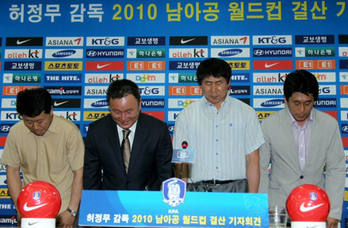 축구대표팀 허정무 감독과 정해성 코치 등 코치진이 2일 서울시 종로구 신문로 축구회관 5층 회의실에서 열린 2010 남아공월드컵 결산기자회견을 마치고 나서 인사하고 있다. 허정무 감독은 기자회견에서 "대한축구협회가 후임 감독 인선에 부담을 덜 수 있도록 일찍 결심하게 됐다. 차기 감독 인선에서 물러나겠다. 당분간 재충전 시간을 가지면서 공부를 할 생각"이라며 대표팀 사령탑 재계약을 포기하겠다고 밝혔다. 사진 왼쪽부터 정해성 코치, 허정무 감독, 김현태 코치, 박태하 코치.