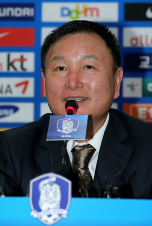 축구대표팀 허정무 감독이 2일 축구협회에서 열린 2010남아공월드컵 결산기자회견에서 대표팀 감독을 사퇴한다고 밝히고 있다.