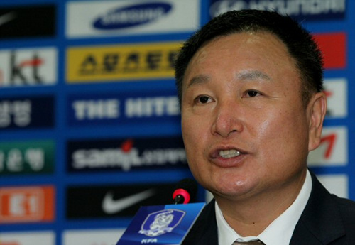 축구대표팀 허정무 감독이 2일 축구협회에서 열린 2010남아공월드컵 결산기자회견에서 대표팀 감독을 사퇴한다고 밝히고 있다.
